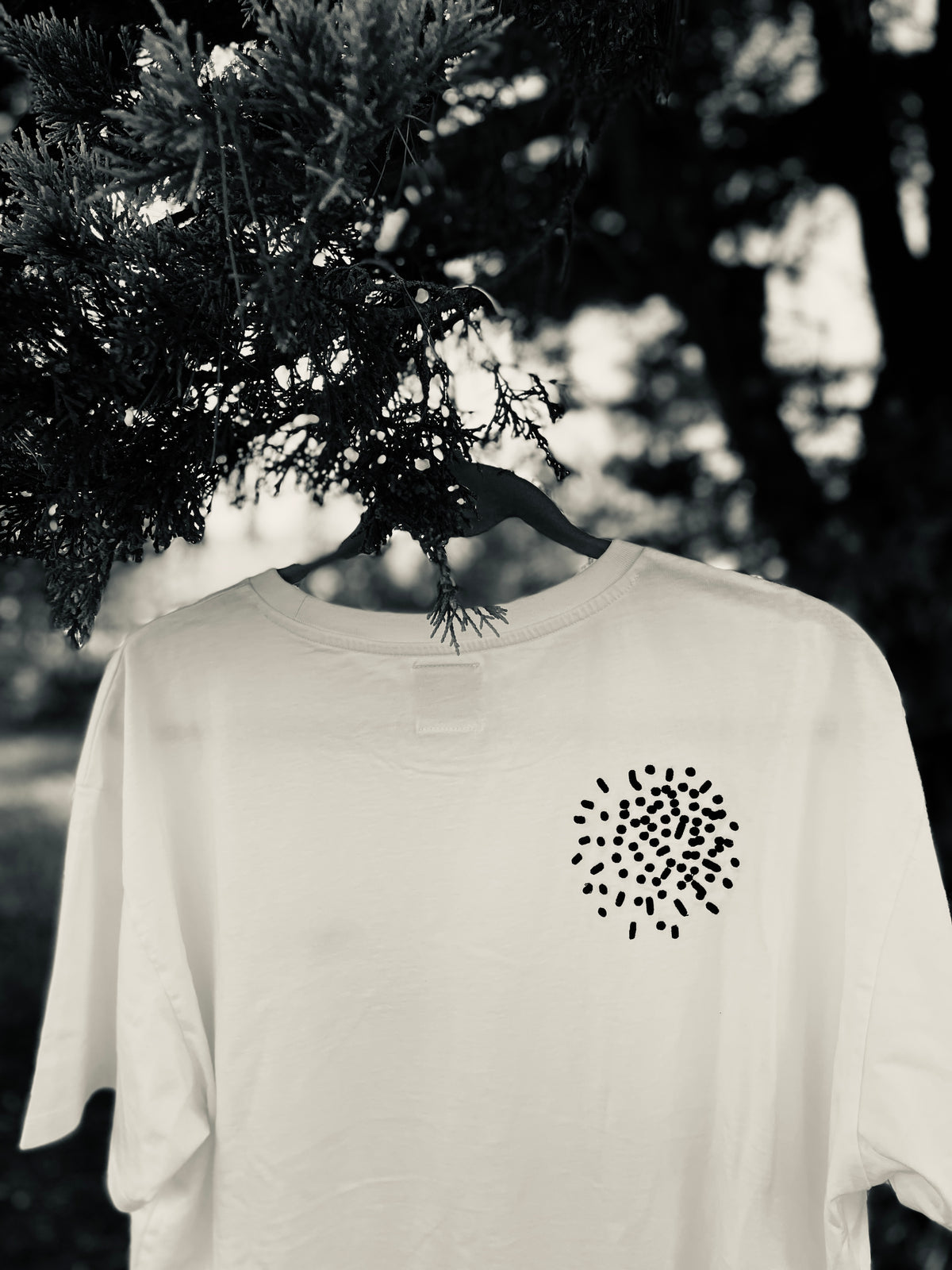 Camiseta blanca de hombre, logo pequeño